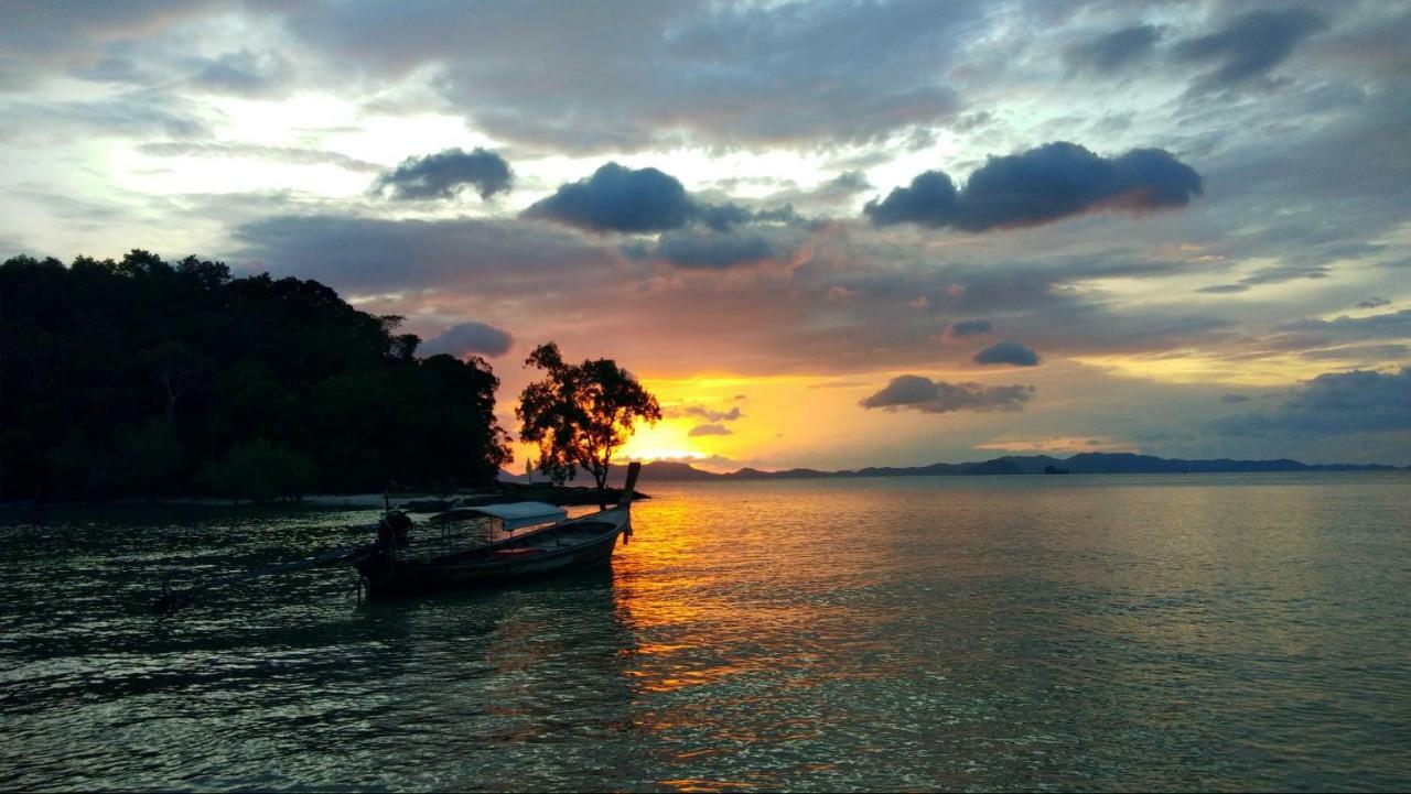 The Beach At Klong Muang Экстерьер фото